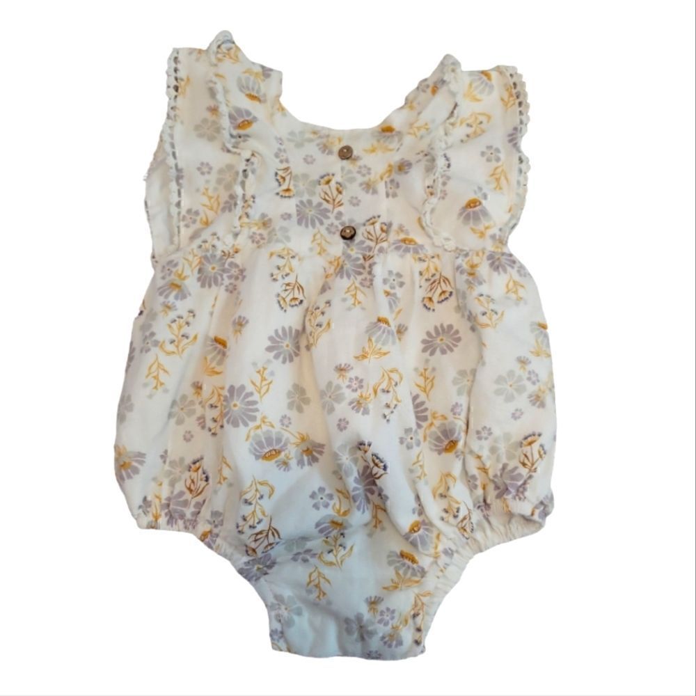 EC RACHEL ZOE FLORAL AND LACE ONSIE WITH WODDEN BUTTONS SZ.3-6 Mo.